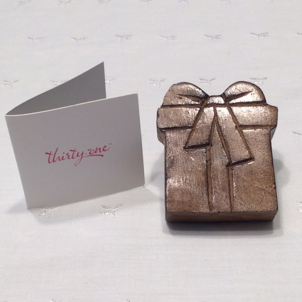 thirty-one Wood Present Close to Home Celebration Icon​